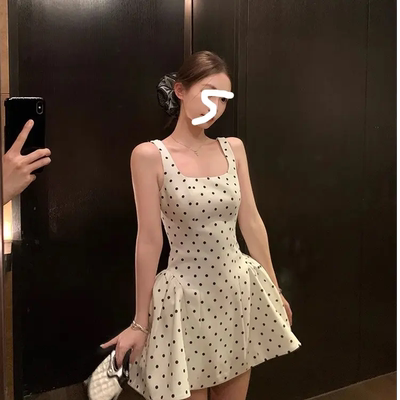 谜儿家女装虞书欣jennie法式辣妹连衣裙气质波点方领吊带短裙a76