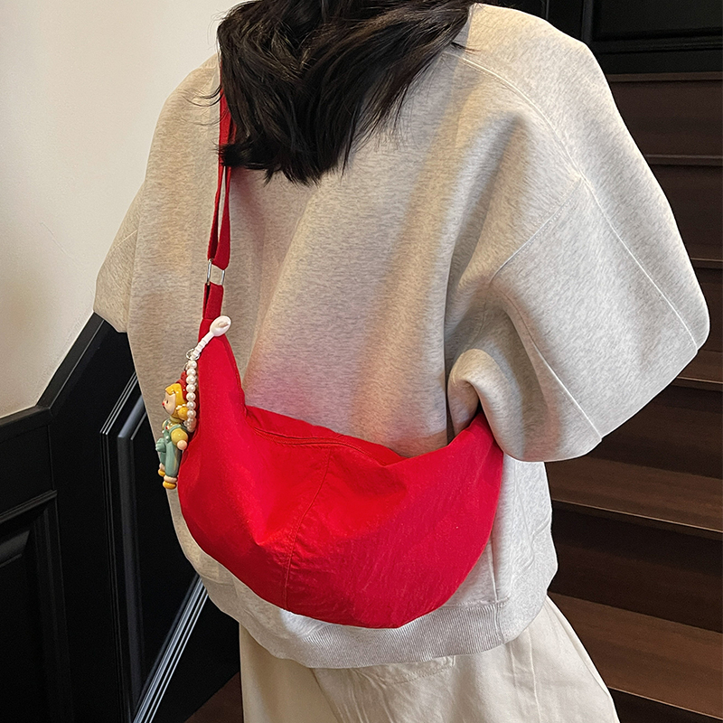 斜挎包女25新款高级感单肩饺子包