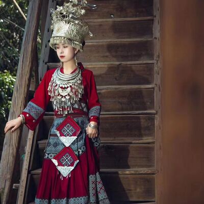 阿卯酒红色服装苗族服装