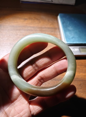 和田玉手镯且末料贵妃圈口56重58克