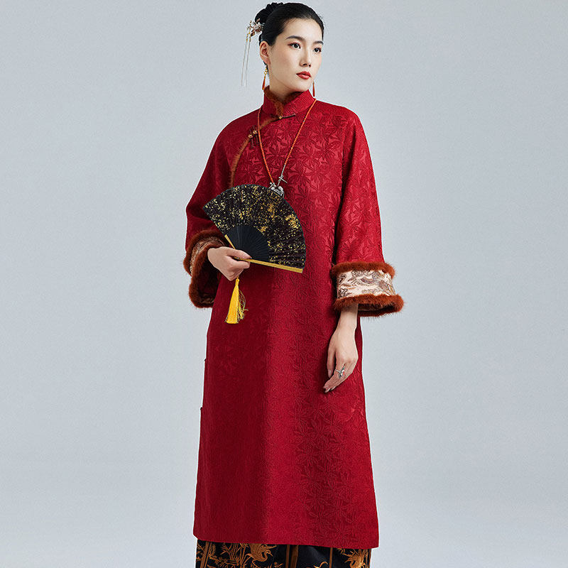陌遇2025冬季新款中国风新年战袍水貂毛刺绣大码旗袍新中式连衣裙