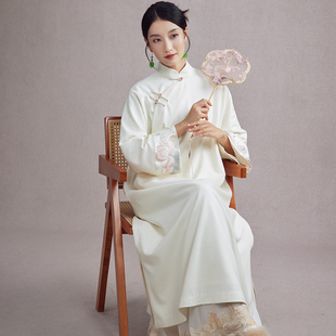 陌遇丨素心丨冬季新款精纺毛呢荷花刺绣禅意袍子新中式素雅旗袍裙