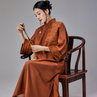 陌遇2025年秋冬新款中国风复古改良宽松绣花旗袍羊毛呢茶服连衣裙