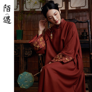 陌遇2025秋季新款中国风复古改良传统旗袍刺绣宽松毛呢中式连衣裙