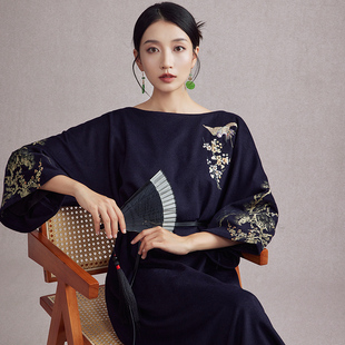 陌遇2025年秋季新款中国风复古绣花长款礼服新中式毛呢束腰连衣裙