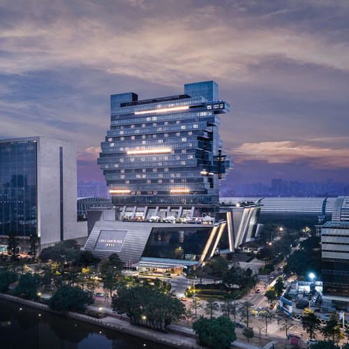 【酒店位置】位于琶洲会展中心区域，地标性建筑，地理位置优越 【酒店亮点】酒店外观设计独特，颜值高、拍照秒出大片 【入住可享】客房1-2晚连住含早餐/餐饮消费券/佛罗伦萨小镇100元礼品卡 【官方保障】有效期至2026年9月30日，花呗囤货，不约可退