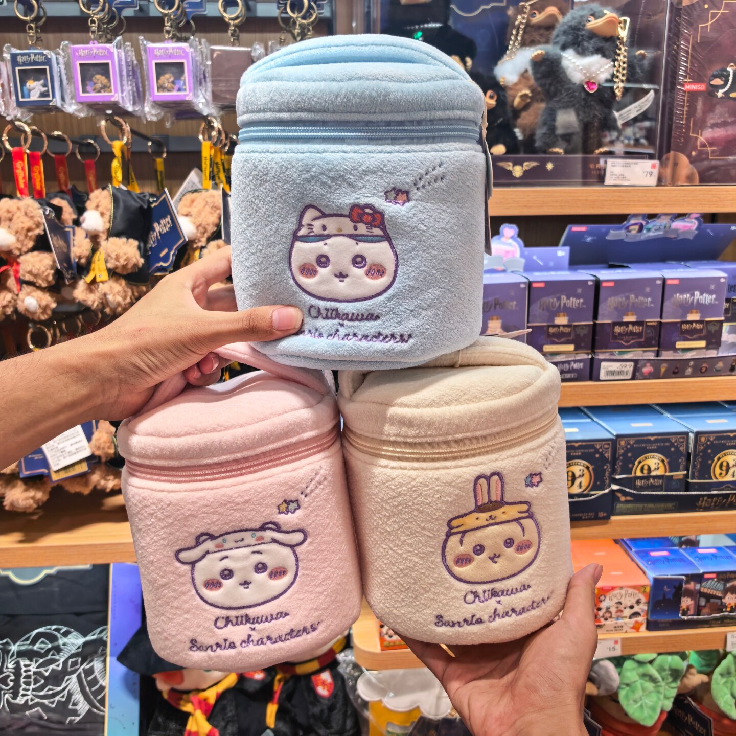 名创优品chiikawa三丽鸥联名系列圆形毛绒化妆包小八乌萨奇MINISO