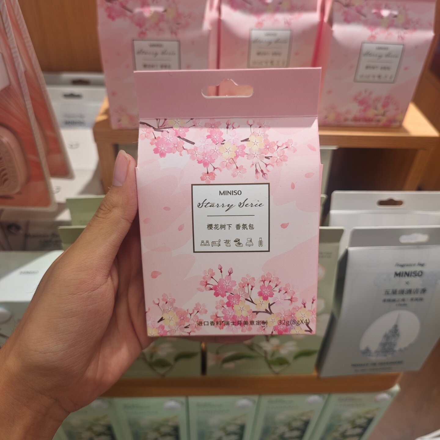 MINISO繁星璀璨系列香包樱花树下名创优品图片
