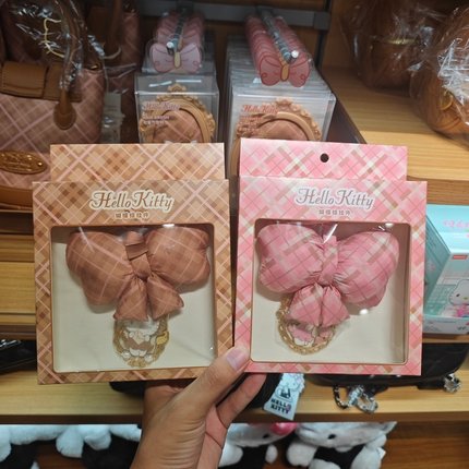 名创优品三丽鸥家族Hello Kitty复古格纹系列蝴蝶结挂件MINISO