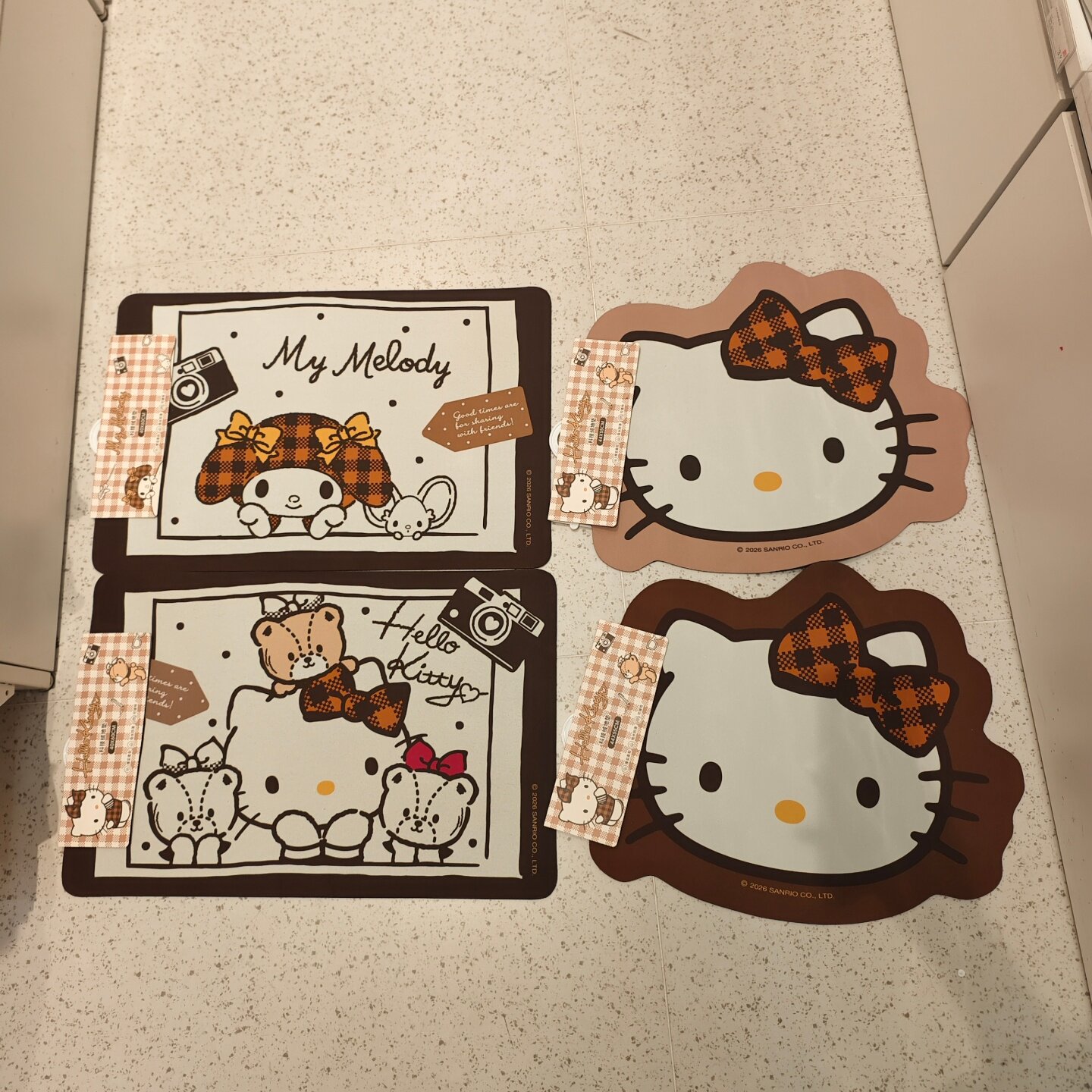 MINISO摩卡格纹系列HelloKitty科技绒地垫名创优品