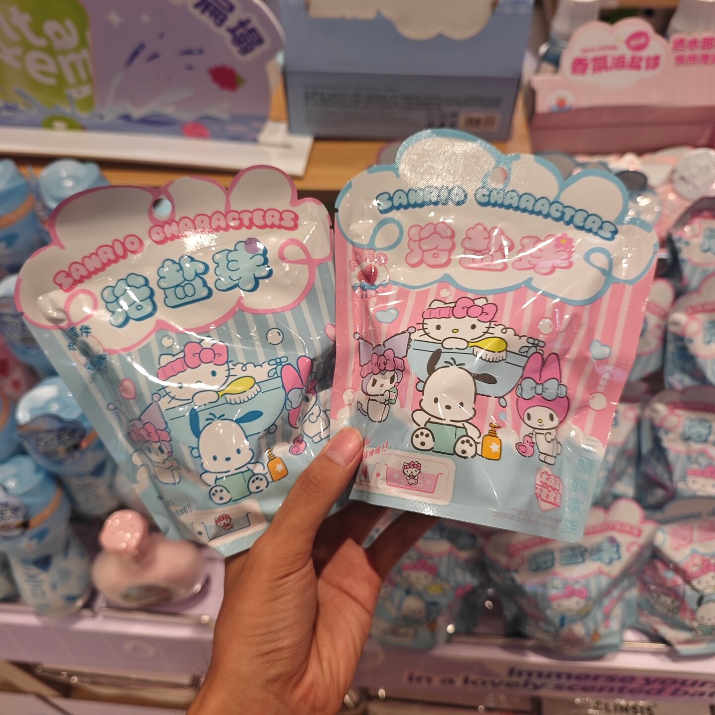 MINISO三丽鸥泡泡香氛浴盐泡澡球甜蜜樱花蓝莓乳木果名创优品图片