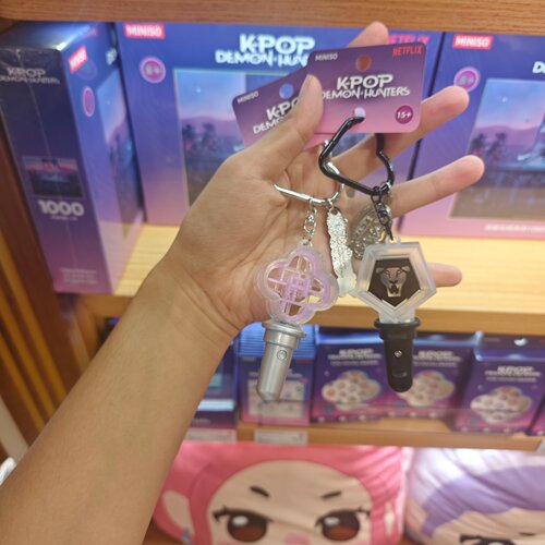 MINISO猎魔女团系列应援棒发光挂件名创优品