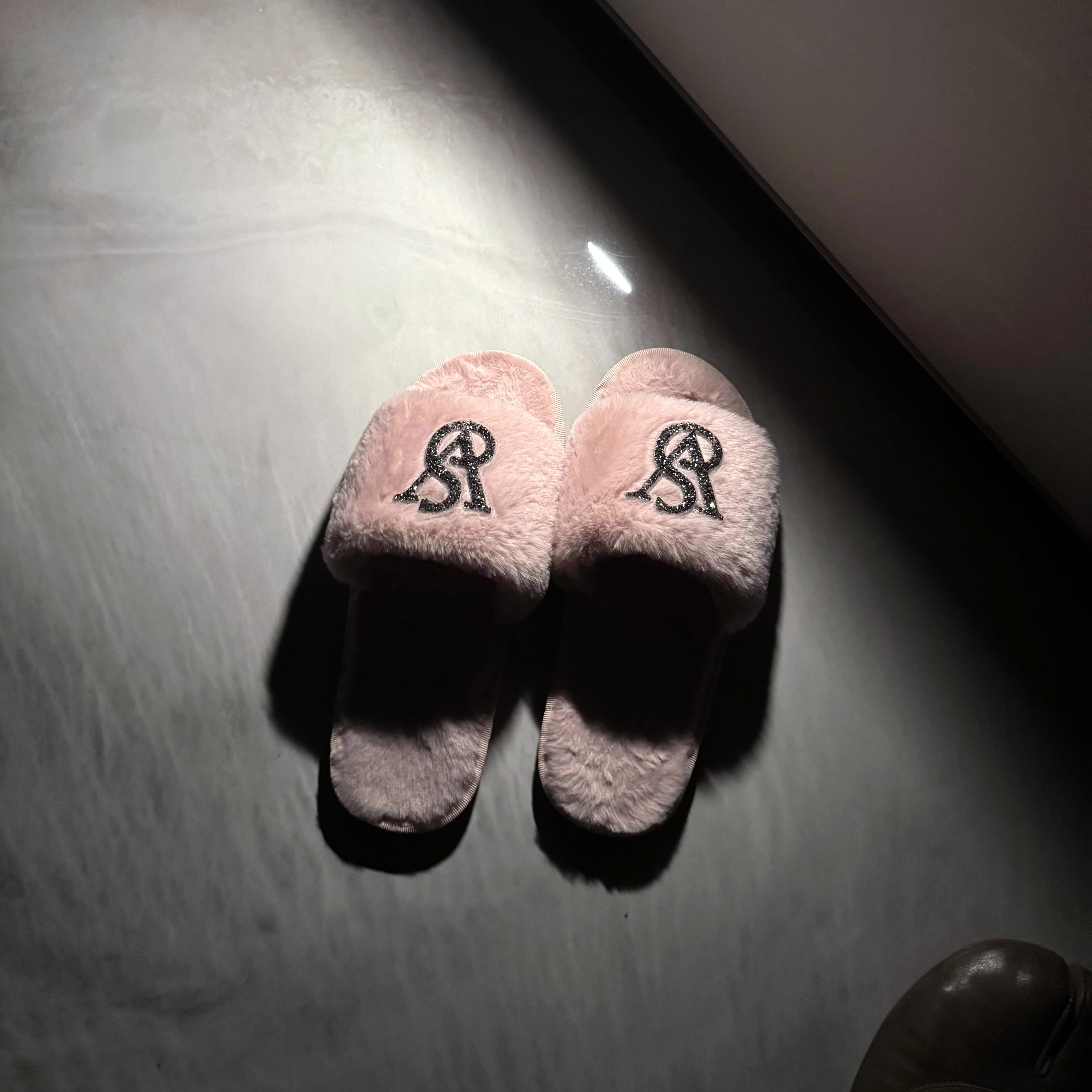 美翻了的闪钻毛毛拖鞋~