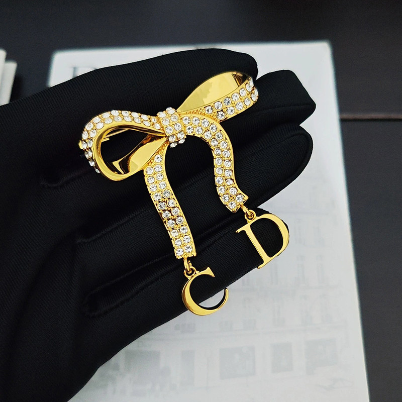 26新款D字满钻金色蝴蝶结胸针女士水钻字母吊坠奢华配饰胸花别针