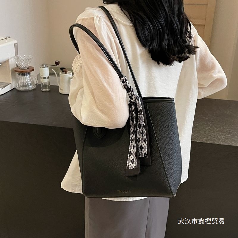 2026韩版通勤2024包包女新款百搭时尚托特大容量包单肩质感水桶包