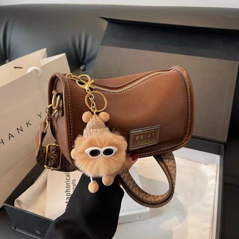 2026波士顿包包2024时尚新款复古百搭斜挎包流行宽带单肩小包枕头