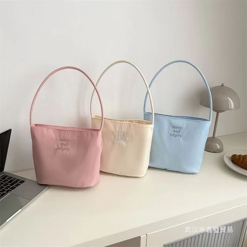 2026韩国手提包2024新款时尚百搭上班族刺绣腋下包洋气单肩水桶包