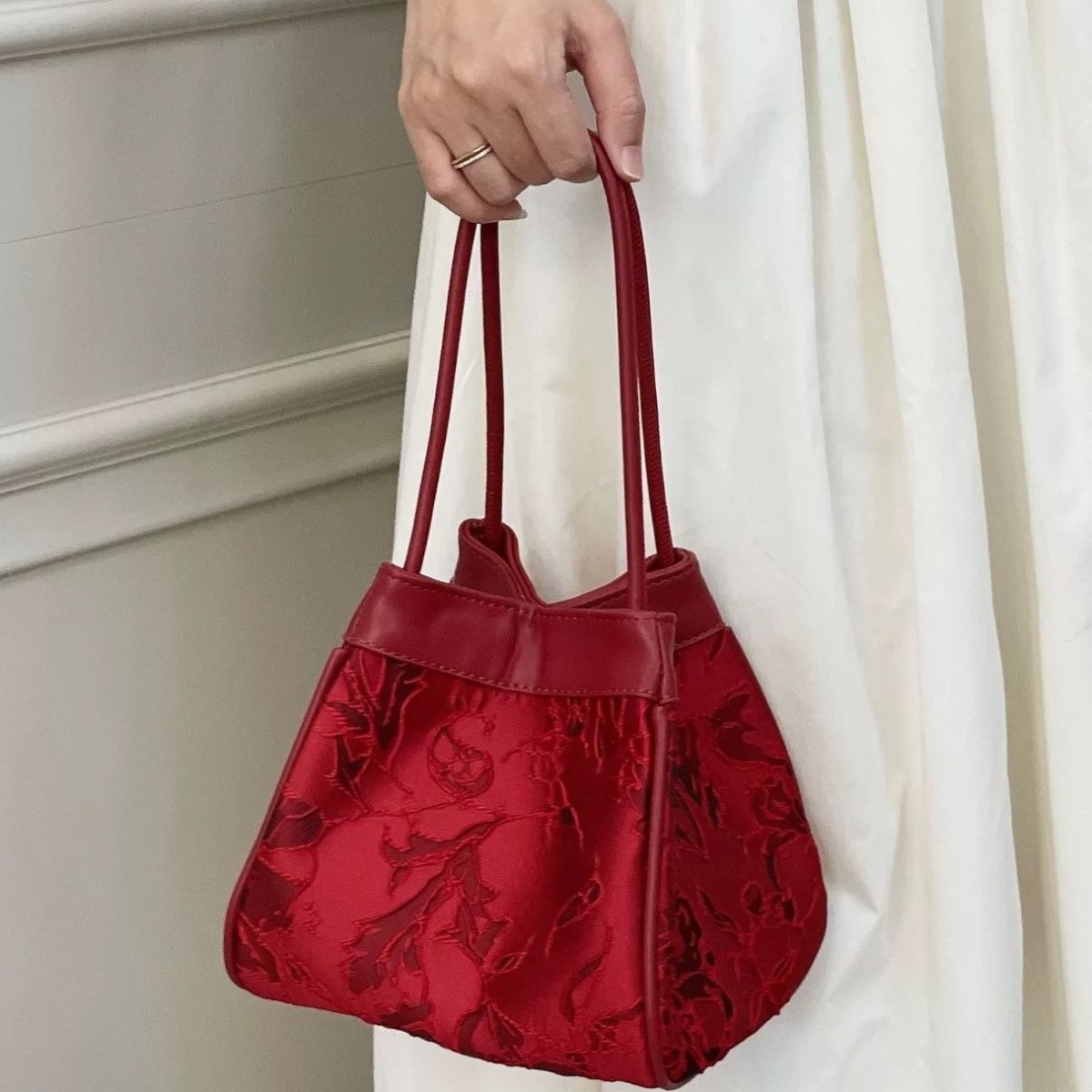 2026新款锦绣国风红色中式刺绣菜篮子水桶新娘结婚包包手提包字母