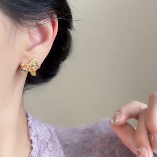 「彩虹马」彩色锆石小马耳环轻奢气质高级感本命年耳夹无耳洞耳饰