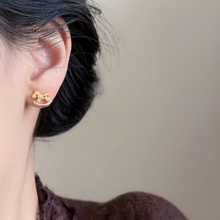 「碎冰冰」金色小马耳环轻奢高级感独特小众精致耳夹女无耳洞耳饰