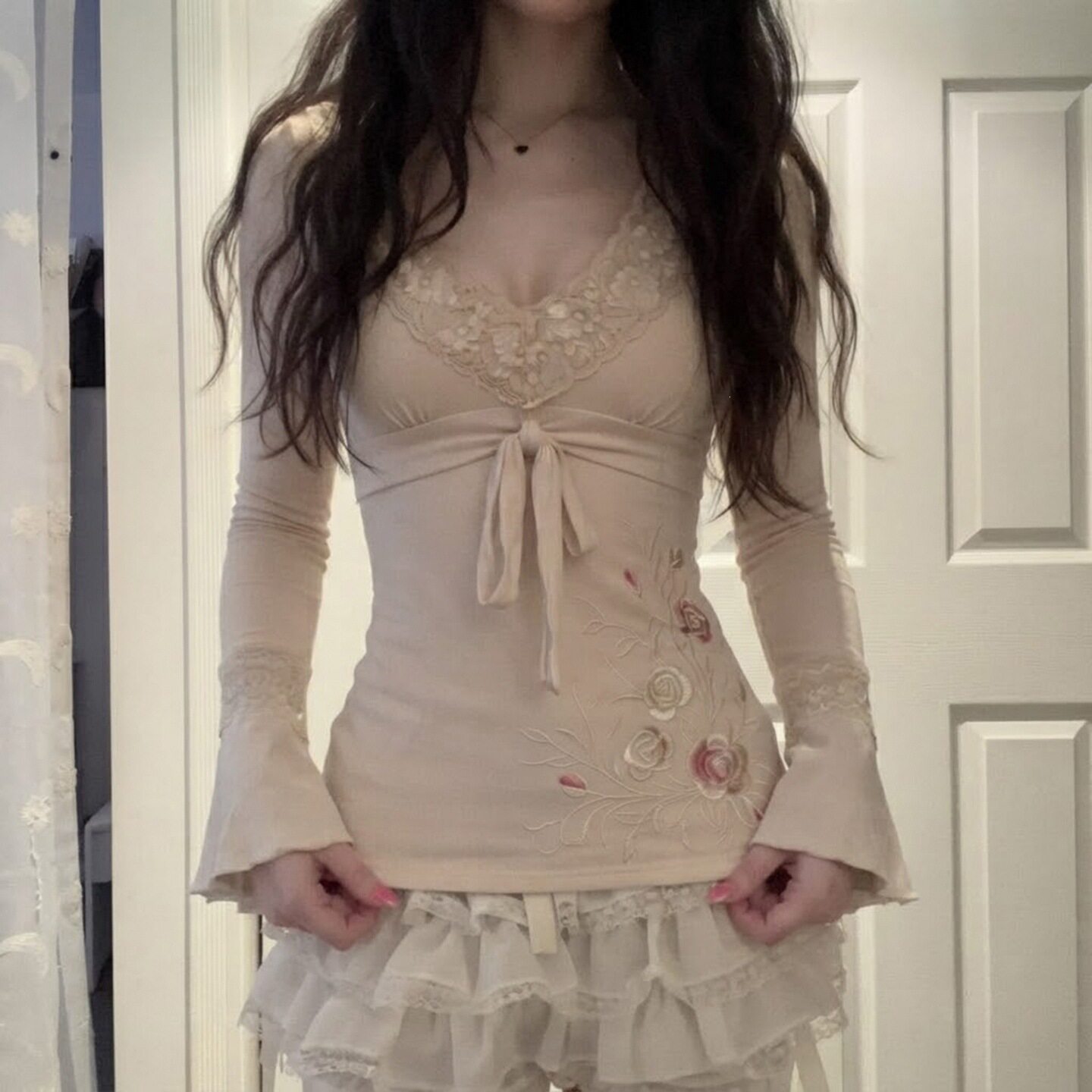 Sexy women's outf 法式复古喇叭袖上衣辣妹修身收腰系带V领T恤女