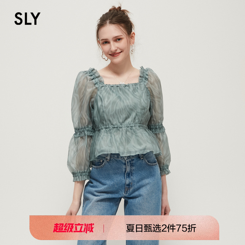 欧根纱材质，方领拉长颈部线条，腰间抽褶