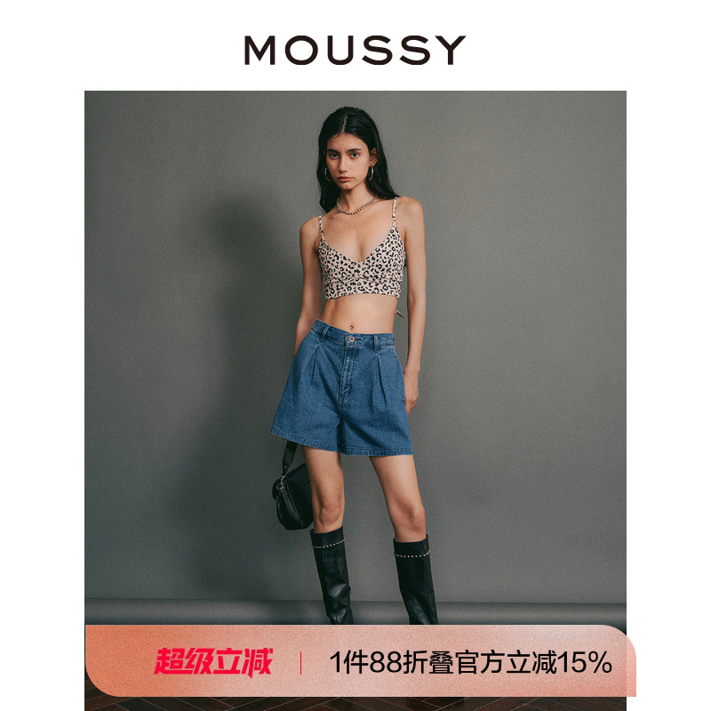 高腰牛仔短裤，穿着体现甜美可爱的一面