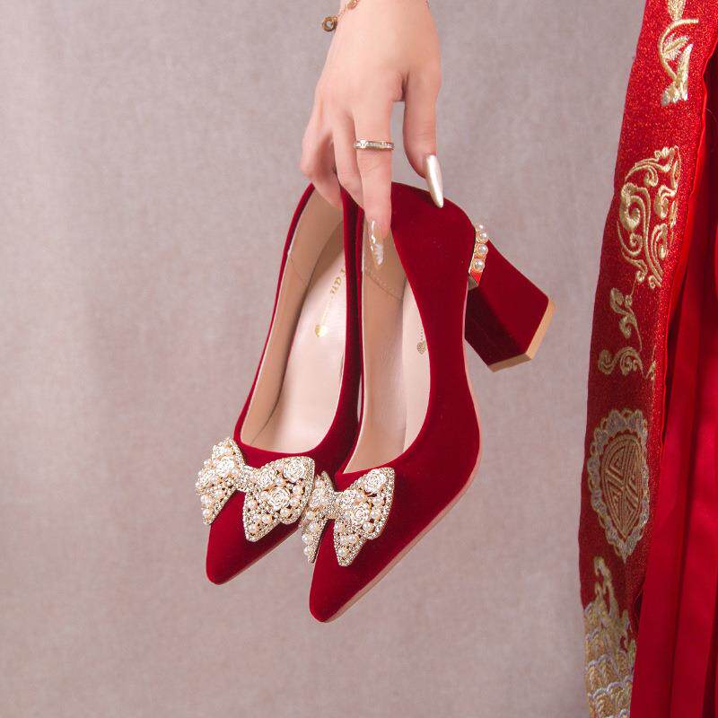 中式秀禾婚鞋女2027年新款婚纱礼服鞋粗跟不累脚红色订婚鞋新定制