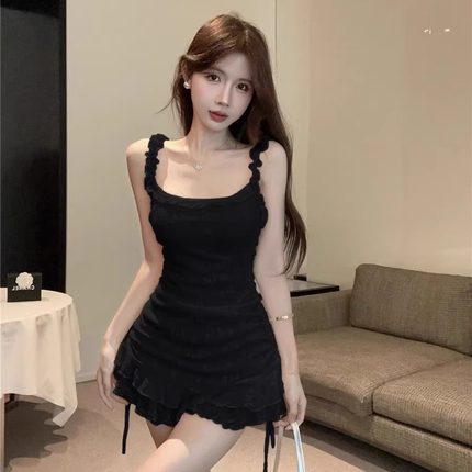 小个子纯欲木耳边吊带连衣裙女夏黑色赫本风露肩修身性感a字短裙