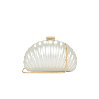 SIMKHAI Monet Pearlized Shell Clutch象牙白REVOLVE