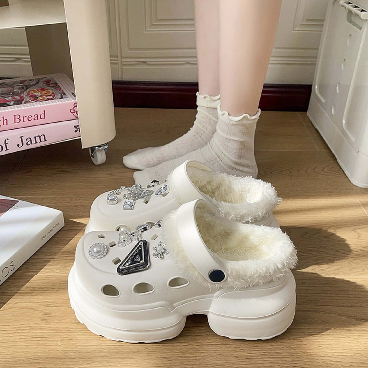 白色加绒超厚底洞洞鞋女