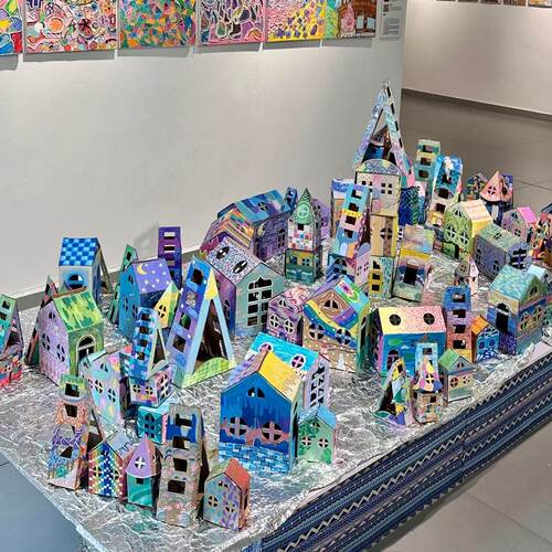 【涂鸦+DIY】幼儿园环创画展艺术展DIY小房子构建区主题墙布置