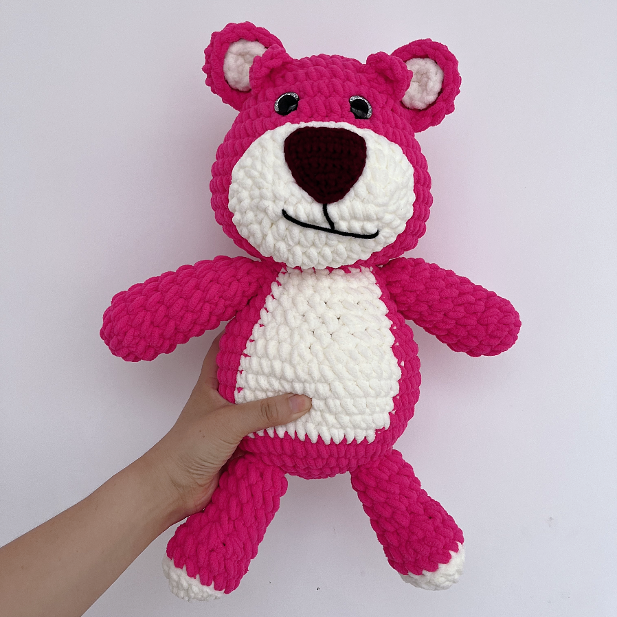 钩针草莓熊毛线玩偶材料包diy手工制作冰条线抱枕编织抱哥熊教程