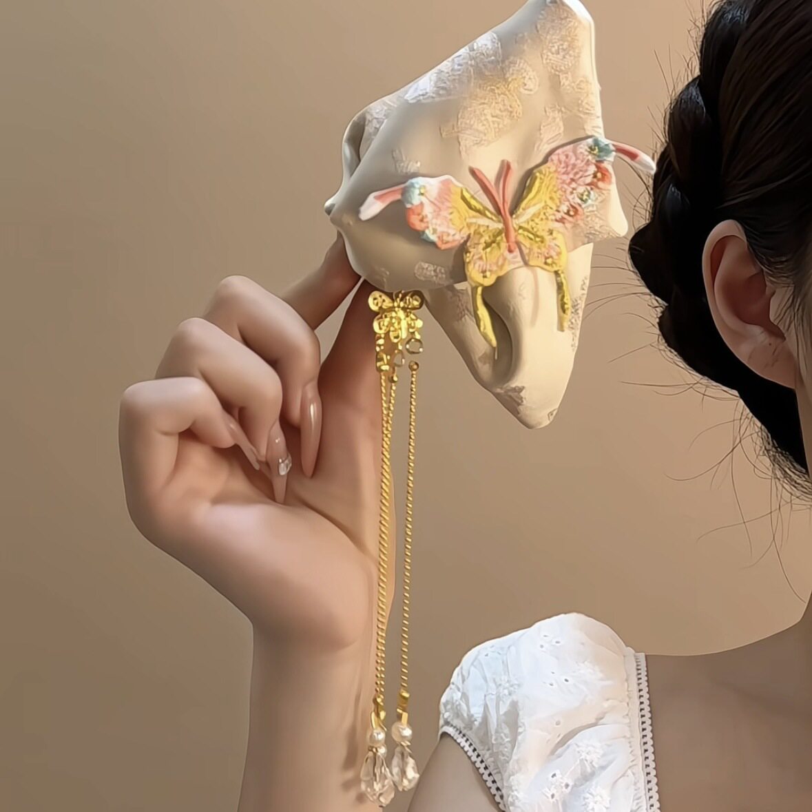 彩色刺绣蝴蝶缎面印花抓夹女!