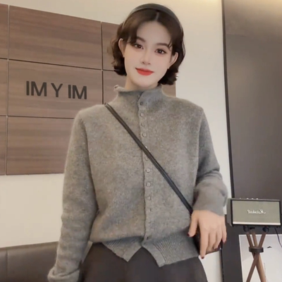 高级感灰色半高领毛衣开