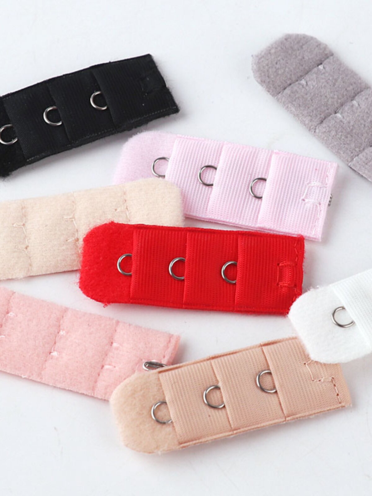 A row of elastic underwear, an extension buckle, a shoulder strap