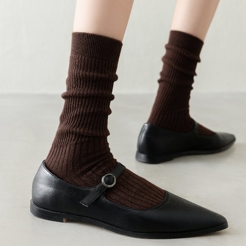 搭配小皮鞋的慵懒咖色堆堆长袜
