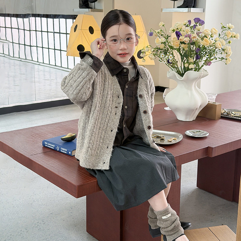 女童毛衣外套麻花V领针织开衫秋中大童韩系软糯复古绞花毛衣外套