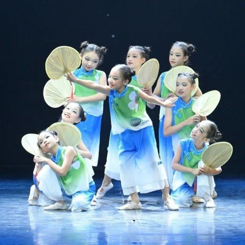 新款童年的夏夜演出服儿童舞蹈服扇子舞台板凳道具小荷风采表演服