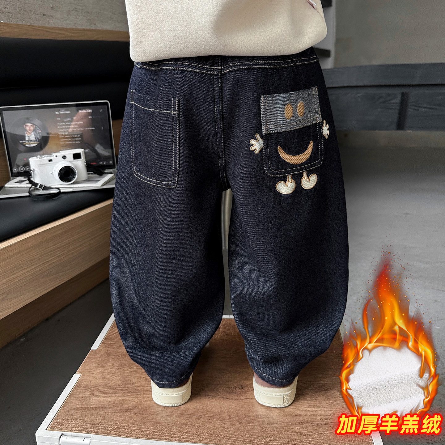 男童开心大眼笑脸一体羊羔绒