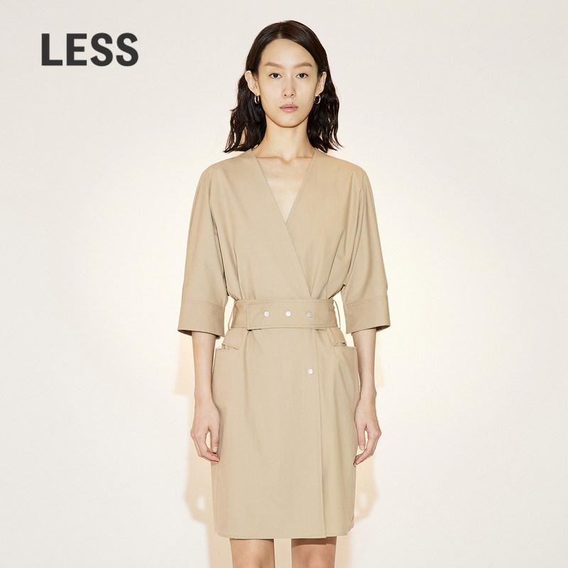 宽腰带设计，有腰封的视觉效果，增加结构感