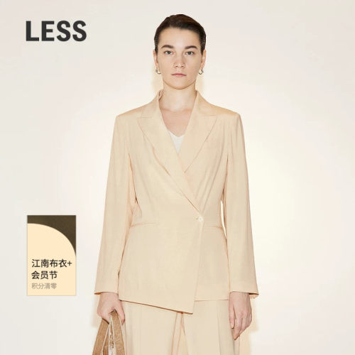 真丝西服，腰部自然收窄，穿着更具优雅感