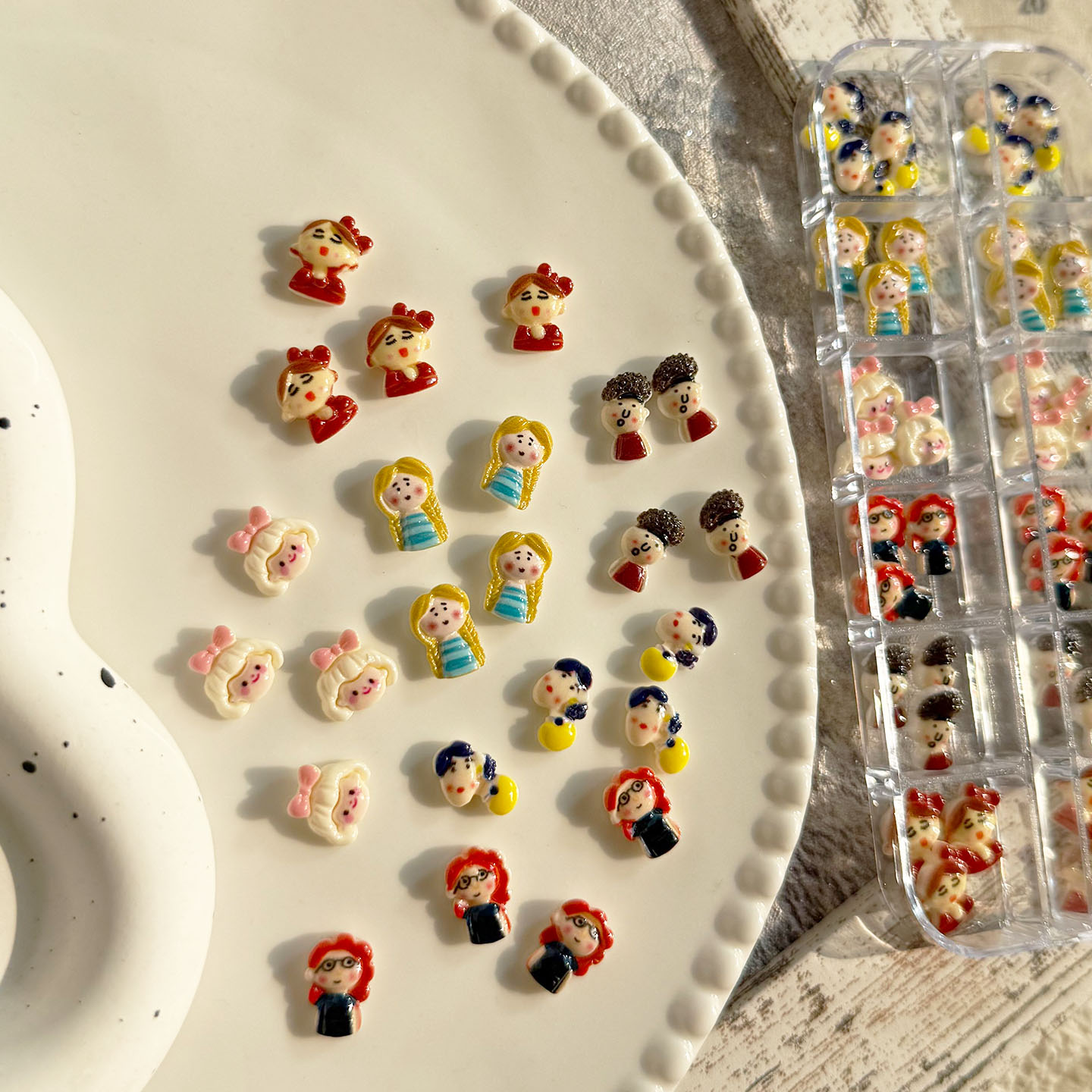 日系INS可爱漫画彩色人头泡面女孩半身娃娃卡通立体树脂指甲装饰