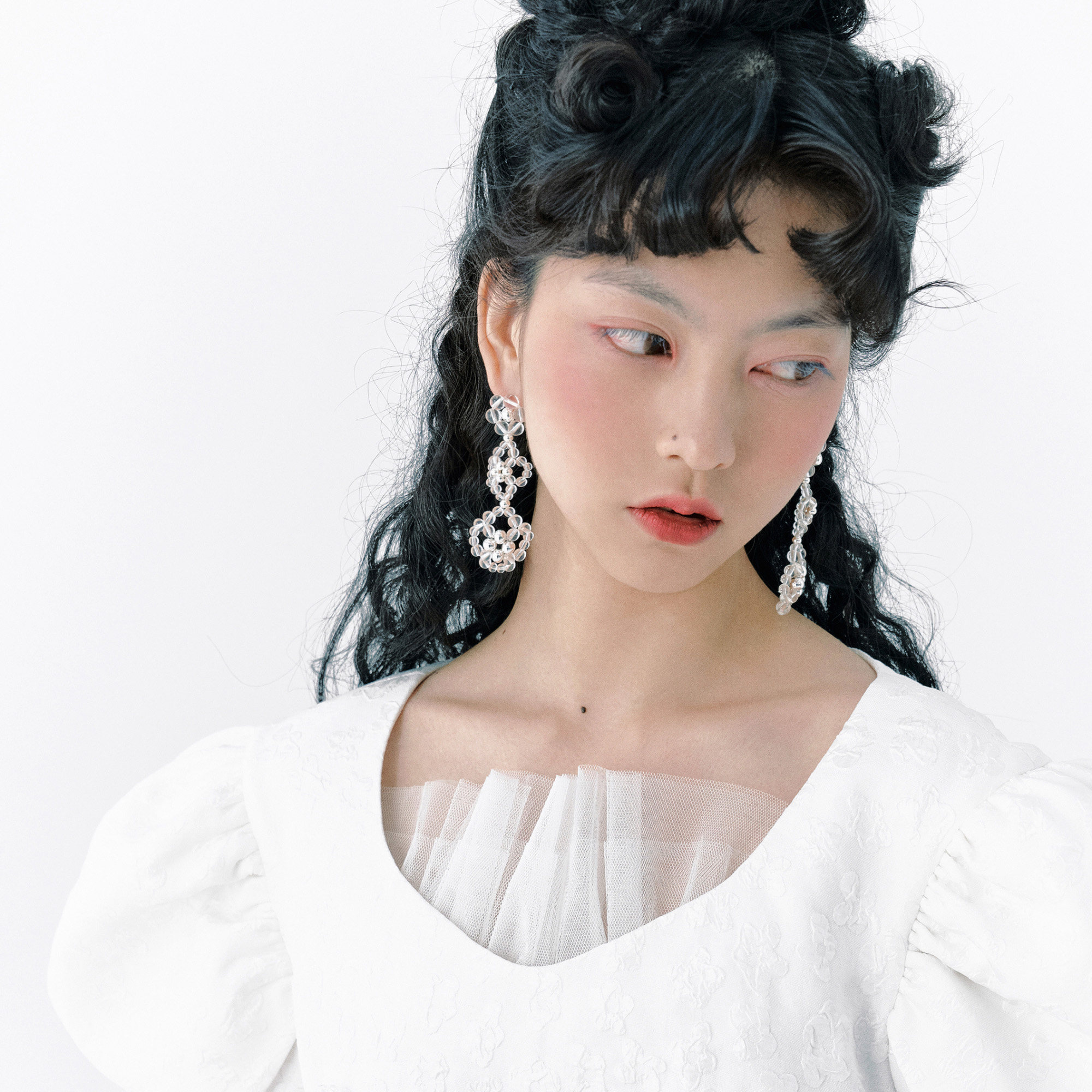 TCHINTCHIN X UNOSA 연명 시리즈 투명 크리스탈 비즈 플라워 피스 롱 이어링