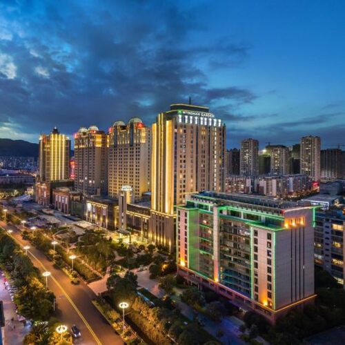 毗邻昆明首创奥莱、吾悦广场商圈 距离距昆明市中心南屏街、金马碧鸡坊、翠湖、滇池等仅二十五分钟车程 酒店配套有多功能厅、泳池、空中泡池、棋牌室、自助洗衣房等设施 全程管家式服务、24小时前台服务，特为商旅出行创造人文贴心体验