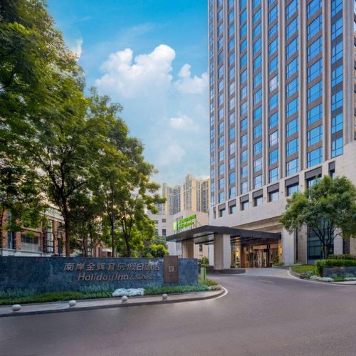 位于南岸融侨半岛中心，背靠金辉商业广场、毗邻融侨公园 酒店紧邻鹅公岩大桥，依傍长江之滨 客房分布于19至27层，部分客房尽揽长江美景 元旦、清明不加价，春节加价可用