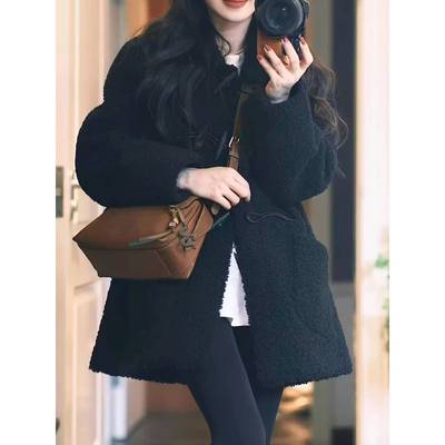 羊羔毛外套女冬2025新款牛角扣中长款黑色加厚小个子皮毛一体大衣