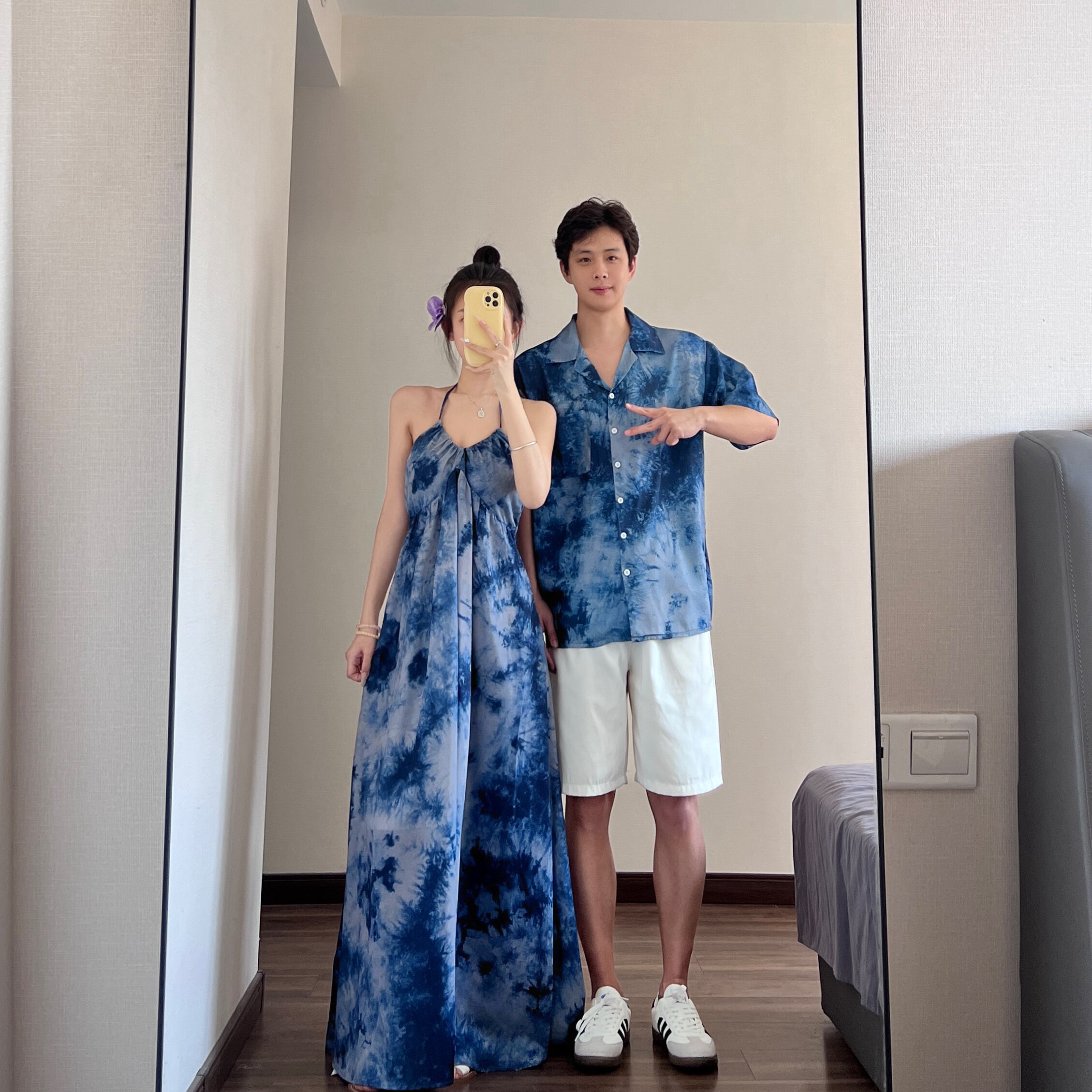 情侣装一衣一裙2026新款云南度假风扎染挂脖无袖连衣裙小众设计感