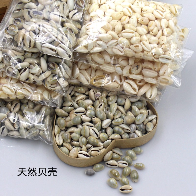 贝壳手工挑选打孔切背