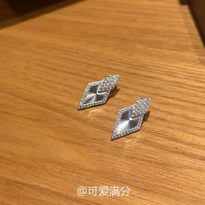 「棱镜几何」布契风银色镭射菱形耳钉冷淡风微镶锆石精致轻奢耳饰